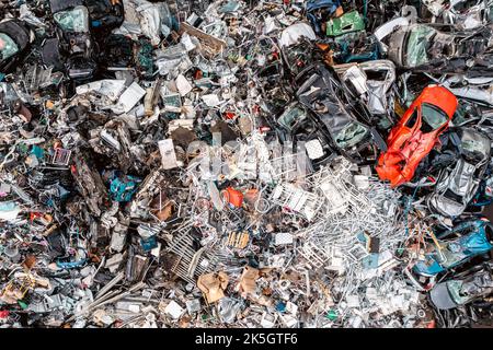 Luftaufnahme direkt über einem großen Stapel von Metallschrott und zerkleinerten Autos auf dem Schrottplatz eines Metallhändlers Stockfoto