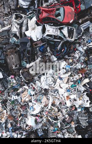 Luftaufnahme direkt über einem großen Stapel von Metallschrott und zerkleinerten Autos auf dem Schrottplatz eines Metallhändlers Stockfoto