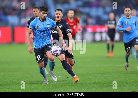 8.. Oktober 2022; Allianz Stadium, Sydney, NSW, Australien: A-League Football Sydney FC gegen Melbourne Sieg: Paulo Retre vom Sydney FC kontrolliert den Ball Stockfoto