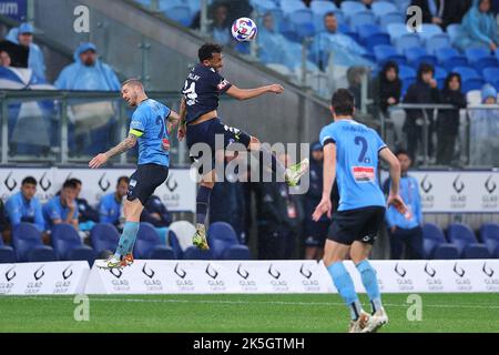 8.. Oktober 2022; Allianz Stadium, Sydney, NSW, Australien: A-League Football Sydney FC gegen Melbourne Sieg: Luke Brattan vom Sydney FC und Nishan Velupillay von Melbourne Sieg-Herausforderung für den High Ball Stockfoto