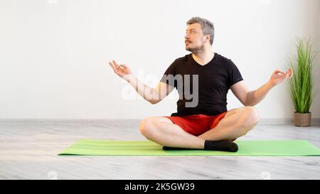 Yoga Meditation Ruhe Mann Harmonie Balance nach Hause Stockfoto