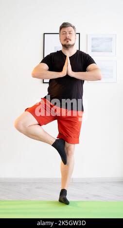 Balance Yoga ruhiger Mann zu Hause Üben Harmonie Stockfoto