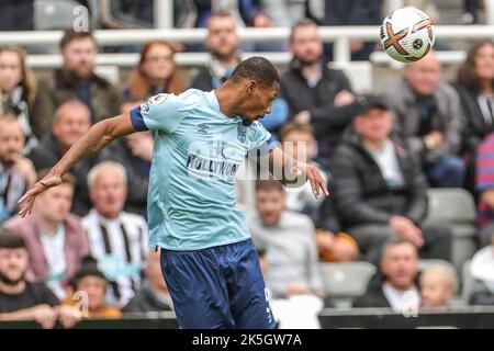 Newcastle, Großbritannien. 08. Oktober 2022. Ethan Pinnock #5 von Brentford steht während des Premier League-Spiels Newcastle United gegen Brentford im St. James's Park, Newcastle, Großbritannien, 8.. Oktober 2022 (Foto von Mark Cosgrove/News Images) in Newcastle, Großbritannien am 10/8/2022. (Foto von Mark Cosgrove/News Images/Sipa USA) Quelle: SIPA USA/Alamy Live News Stockfoto