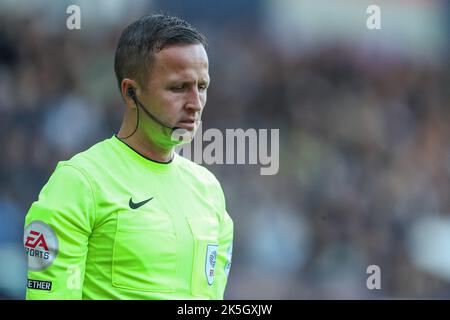 West Bromwich, Großbritannien. 08. Oktober 2022. Schiedsrichter David Webb beim Sky Bet Championship Spiel West Bromwich Albion gegen Luton Town im Hawthorns, West Bromwich, Großbritannien, 8.. Oktober 2022 (Foto von Gareth Evans/News Images) in West Bromwich, Großbritannien am 10/8/2022. (Foto von Gareth Evans/News Images/Sipa USA) Quelle: SIPA USA/Alamy Live News Stockfoto