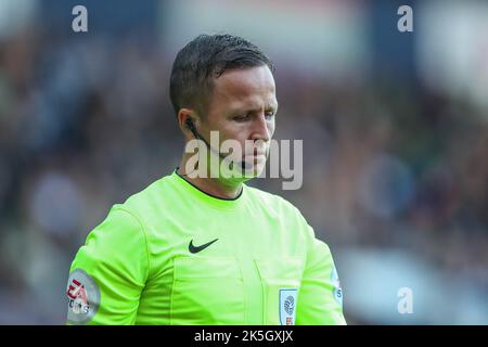 West Bromwich, Großbritannien. 08. Oktober 2022. Schiedsrichter David Webb beim Sky Bet Championship Spiel West Bromwich Albion gegen Luton Town im Hawthorns, West Bromwich, Großbritannien, 8.. Oktober 2022 (Foto von Gareth Evans/News Images) in West Bromwich, Großbritannien am 10/8/2022. (Foto von Gareth Evans/News Images/Sipa USA) Quelle: SIPA USA/Alamy Live News Stockfoto