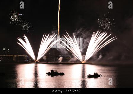 Seoul, Südkorea. 8. Oktober 2022. Feuerwerk erhellt den Himmel während des Seoul International Fireworks Festival 2022 in Seoul, Südkorea, am 8. Oktober 2022. Quelle: Wang Yiliang/Xinhua/Alamy Live News Stockfoto