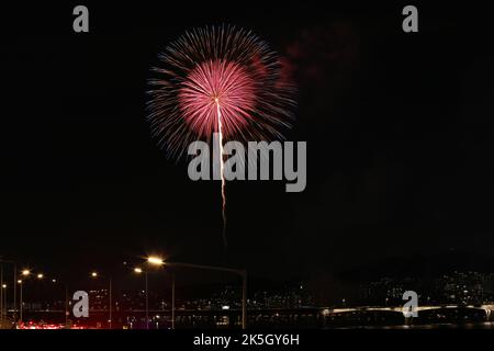 Seoul, Südkorea. 8. Oktober 2022. Feuerwerk erhellt den Himmel während des Seoul International Fireworks Festival 2022 in Seoul, Südkorea, am 8. Oktober 2022. Quelle: Wang Yiliang/Xinhua/Alamy Live News Stockfoto