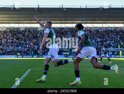 Plymouth, Großbritannien. 08. Oktober 2022. TOR 2-0 Plymouth Argyle Mittelfeldspieler Sam Cosgrove (16) feiert ein Tor während des Sky Bet League 1-Spiels Plymouth Argyle gegen Accrington Stanley im Home Park, Plymouth, Großbritannien, 8.. Oktober 2022 (Foto von Stanley Kasala/News Images) in Plymouth, Großbritannien am 10/8/2022. (Foto von Stanley Kasala/News Images/Sipa USA) Quelle: SIPA USA/Alamy Live News Stockfoto