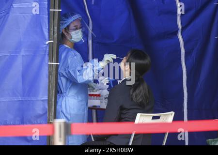 An einer mobilen Probensammelstation in Bandstand, Victoria Park, stehen Personen, die obligatorischen Tests unterzogen werden und sich freiwilligen Tests unterziehen müssen, in der Warteschlange. 04JUL22. SCMP/Dickson Lee Stockfoto