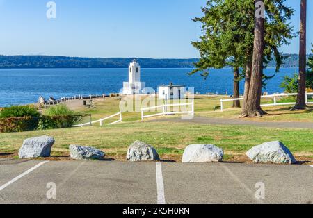 Der Leuchtturm in der Nähe des Wassers bei Brown's Point, Washington. Stockfoto