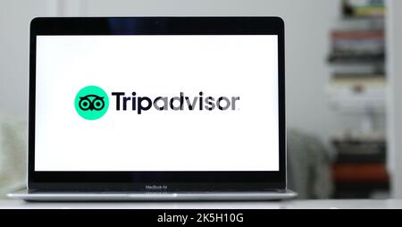 Das Logo von Tripadvisor, einer Website und App, die Buchungen, Bewertungen und Reiseerlebnisse auf einem Laptop-Bildschirm anbietet Stockfoto