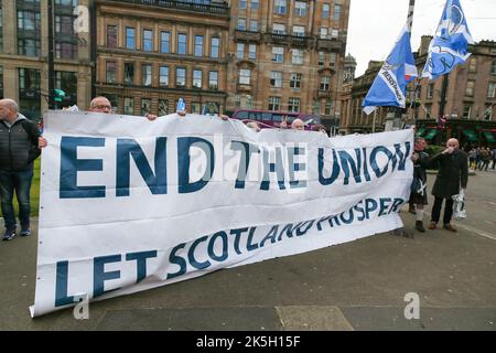 Glasgow, Großbritannien. 8. Oktober 2022. Eine Veranstaltung mit dem Titel „YESTIVAL“ fand am George Square, Glasgow, Schottland, Großbritannien, statt, an der mehrere hundert Anhänger der schottischen Unabhängigkeit teilnahmen, darunter etwa 20 „Biker for Independence“ und Sean Clerkin, der Gründer der politischen Gruppe „Scottish Resistance“. Die Kundgebung wurde von Unabhängigkeitsgruppen organisiert und von Tommy Sheridan, dem ehemaligen MSP und Führer der Scottish Socialist Party and Solidarity, angeführt. Am 29. September wurde Tommy Sheridan für bankrott erklärt. Kredit: Findlay/Alamy Live Nachrichten Stockfoto