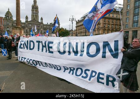 Glasgow, Großbritannien. 8. Oktober 2022. Eine Veranstaltung mit dem Titel „YESTIVAL“ fand am George Square, Glasgow, Schottland, Großbritannien, statt, an der mehrere hundert Anhänger der schottischen Unabhängigkeit teilnahmen, darunter etwa 20 „Biker for Independence“ und Sean Clerkin, der Gründer der politischen Gruppe „Scottish Resistance“. Die Kundgebung wurde von Unabhängigkeitsgruppen organisiert und von Tommy Sheridan, dem ehemaligen MSP und Führer der Scottish Socialist Party and Solidarity, angeführt. Am 29. September wurde Tommy Sheridan für bankrott erklärt. Kredit: Findlay/Alamy Live Nachrichten Stockfoto