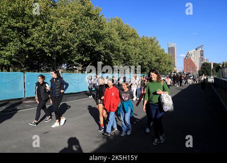 Fans kommen vor dem Vitality-Netball in der Copper Box Arena in London an. Bilddatum: Samstag, 8. Oktober 2022. Stockfoto