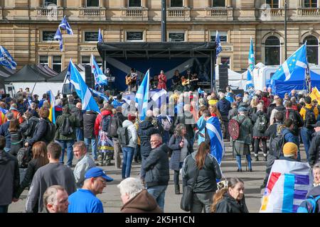 Glasgow, Großbritannien. 8. Oktober 2022. Eine Veranstaltung mit dem Titel „YESTIVAL“ fand am George Square, Glasgow, Schottland, Großbritannien, statt, an der mehrere hundert Anhänger der schottischen Unabhängigkeit teilnahmen, darunter etwa 20 „Biker for Independence“ und Sean Clerkin, der Gründer der politischen Gruppe „Scottish Resistance“. Die Kundgebung wurde von Unabhängigkeitsgruppen organisiert und von Tommy Sheridan, dem ehemaligen MSP und Führer der Scottish Socialist Party and Solidarity, angeführt. Am 29. September wurde Tommy Sheridan für bankrott erklärt. Kredit: Findlay/Alamy Live Nachrichten Stockfoto