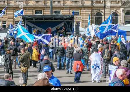 Glasgow, Großbritannien. 8. Oktober 2022. Eine Veranstaltung mit dem Titel „YESTIVAL“ fand am George Square, Glasgow, Schottland, Großbritannien, statt, an der mehrere hundert Anhänger der schottischen Unabhängigkeit teilnahmen, darunter etwa 20 „Biker for Independence“ und Sean Clerkin, der Gründer der politischen Gruppe „Scottish Resistance“. Die Kundgebung wurde von Unabhängigkeitsgruppen organisiert und von Tommy Sheridan, dem ehemaligen MSP und Führer der Scottish Socialist Party and Solidarity, angeführt. Am 29. September wurde Tommy Sheridan für bankrott erklärt. Kredit: Findlay/Alamy Live Nachrichten Stockfoto