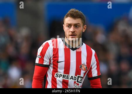 Swansea, Großbritannien. 08. Oktober 2022. Elliot Embleton #8 von Sunderland während des Sky Bet Championship-Spiels Swansea City gegen Sunderland im Swansea.com Stadium, Swansea, Großbritannien, 8.. Oktober 2022 (Foto von Mike Jones/News Images) in Swansea, Großbritannien am 10/8/2022. (Foto von Mike Jones/News Images/Sipa USA) Quelle: SIPA USA/Alamy Live News Stockfoto