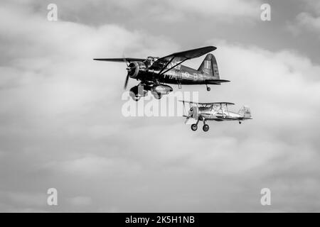1938 Westland Lysander & 1938 Gloster Gladiator, fliegen in Formation auf der Race Day Airshow in Shuttleworth am 2.. Oktober 2022 Stockfoto