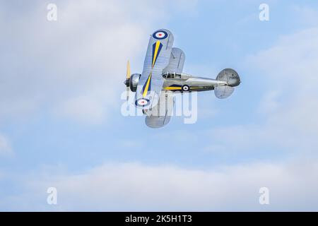 1938 Gloster Gladiator (K7985) in der Luft auf der Race Day Airshow in Shuttleworth am 2.. Oktober 2022 Stockfoto