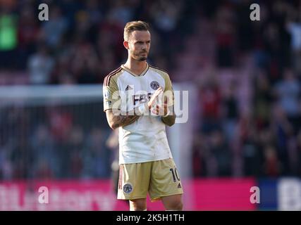 James Maddison von Leicester City applaudiert den Fans nach dem Premier League-Spiel im Vitality Stadium, Bournemouth. Bilddatum: Samstag, 8. Oktober 2022. Stockfoto