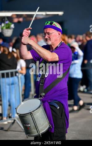 Brighton, Großbritannien. 08. Oktober 2022. Eine Marschkapelle unterhält die Fans vor dem Premier League-Spiel zwischen Brighton & Hove Albion und Tottenham Hotspur am 8. 2022. Oktober im Amex in Brighton, England. (Foto von Jeff Mood/phcimages.com) Quelle: PHC Images/Alamy Live News Stockfoto