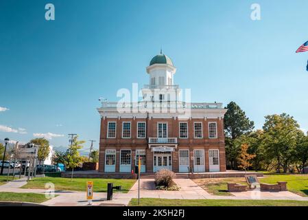 Fassade der Salt Lake Council Hall in der Stadt mit blauem Himmel im Hintergrund im Sommer Stockfoto