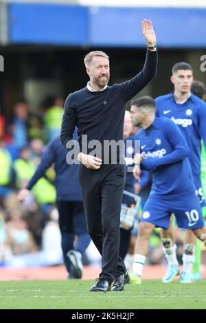 London, Großbritannien. 08. Oktober 2022. Ein glücklicher Chelsea-Manager Graham Potter begrüßt die Heimfans während des Premier League-Spiels zwischen Chelsea und Wolverhampton Wanderers am 8. Oktober 2022 in Stamford Bridge, London, England. Foto von Ken Sparks. Nur zur redaktionellen Verwendung, Lizenz für kommerzielle Nutzung erforderlich. Keine Verwendung bei Wetten, Spielen oder Veröffentlichungen einzelner Clubs/Vereine/Spieler. Kredit: UK Sports Pics Ltd/Alamy Live Nachrichten Stockfoto