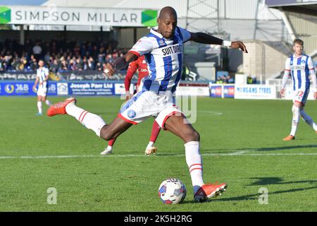 Hartlepool, Großbritannien. 05. Oktober 2022. Mohamad Sylla von Hartlepool United schießt am Samstag, dem 8.. Oktober 2022, beim Spiel der Sky Bet League 2 zwischen Hartlepool United und Carlisle United in Victoria Park, Hartlepool, auf das Tor. (Kredit: Scott Llewellyn | MI Nachrichten) Kredit: MI Nachrichten & Sport /Alamy Live Nachrichten Stockfoto