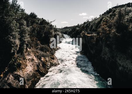 Sonnenlicht, das vom weißen Schaum des waikato-Flusswassers reflektiert wird, während es bei großen Strömungen, huka Falls, Neuseeland, herunterstürzt Stockfoto