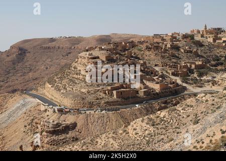 (ANMERKUNG DER REDAKTION: Bild aufgenommen mit einer Drohne)eine Luftaufnahme der Stadt Yefren. Stockfoto