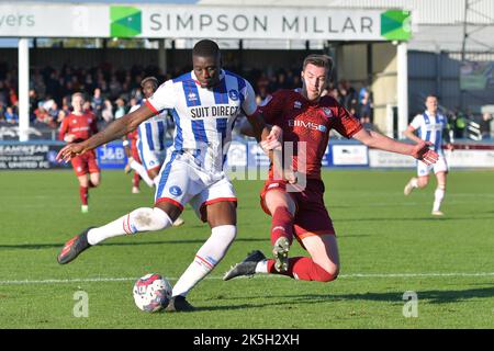 Hartlepool, Großbritannien. 05. Oktober 2022. Der Schuss von Josh Umerah von Hartlepool United wird während des Spiels der Sky Bet League 2 zwischen Hartlepool United und Carlisle United am Samstag, dem 8.. Oktober 2022 in Victoria Park, Hartlepool, blockiert. (Kredit: Scott Llewellyn | MI Nachrichten) Kredit: MI Nachrichten & Sport /Alamy Live Nachrichten Stockfoto