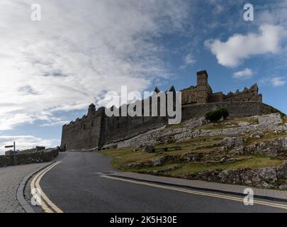 Cashel, Irland - 17. August 2022: Straße zum historischen Schloss Rock of Cashel und zur Kathedrale in der Grafschaft Tipperary Stockfoto