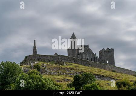 Cashel, Irland - 17. August 2022: Blick auf den historischen Rock of Cashel in der irischen Grafschaft Tipperary unter einem bewölkten und stürmischen Himmel Stockfoto