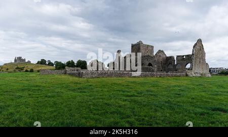 Cashel, Irland - 17. August 2022: Panoramablick auf die Ruinen der Zisterzienserabtei Hore Abbey in der Nähe des Rock of Cashel in der irischen Grafschaft Tipperary Stockfoto