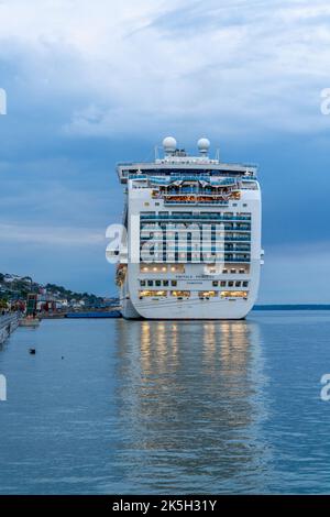 Cobh, Irland - 15. August 2022: Blick auf das Heck des im Hafen von Cork angedockten Emerald Princess-Kreuzfahrtschiffs Stockfoto