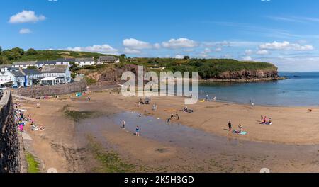 Dunmore East, Irland - 17. August 2022: Der goldene Sandstrand in Dunmore East mit vielen Menschen, die einen Spätsommertag genießen Stockfoto