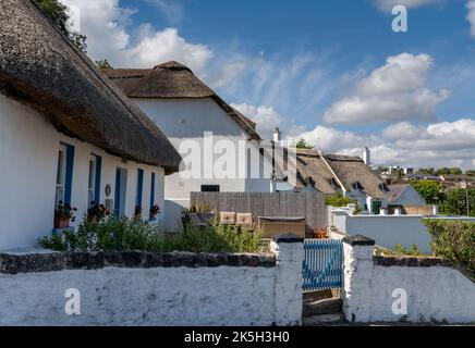 Dunmore East, Irland - 17. August 2022: Traditionelle, weiß getünchte Steinhäuser mit Strohdächern im Dorfzentrum von Dunmore East Stockfoto