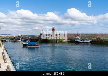 Dunmore East, Irland - 17. August 2022: Kleiner Fischtrawler verlässt den Hafen von Dunmore East und geht in die Irische See Stockfoto