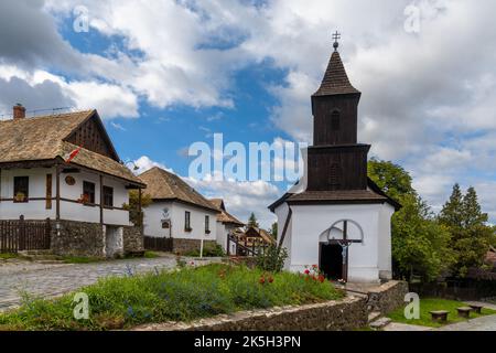 Holloko, Ungarn - 3. Oktober 2022: Blick auf das historische Dorfzentrum und die alte Kirche in Holloko Stockfoto