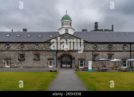 Kilkenny, Irland - 17. August 2022: Blick auf das Gebäude der National Design and Craft Gallery in der Innenstadt von Kilkenny Stockfoto