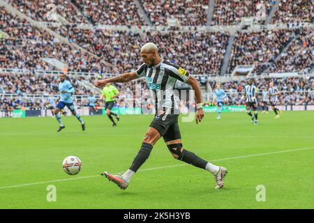 Joelinton #7 von Newcastle United überquert den Ball, der Ethan Pinnock #5 von Brentfords eigenem Tor während des Premier League-Spiels Newcastle United gegen Brentford im St. James's Park, Newcastle, Großbritannien, 8.. Oktober 2022 (Foto by Mark Cosgrove/News Images) Stockfoto