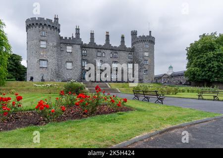 Kilkenny, Irland - 17. August 2022: Blick auf das historische Schloss und die Gärten von Kilkenny Stockfoto