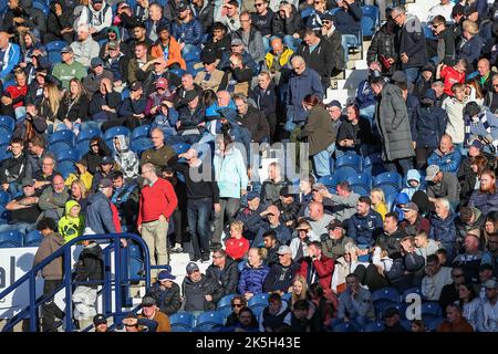 West Bromwich, Großbritannien. 08. Oktober 2022. West Bromwich Albion Fans machen sich während des Sky Bet Championship Spiels früh auf den Weg West Bromwich Albion gegen Luton Town im Hawthorns, West Bromwich, Großbritannien, 8.. Oktober 2022 (Foto von Gareth Evans/News Images) in West Bromwich, Großbritannien am 10/8/2022. (Foto von Gareth Evans/News Images/Sipa USA) Quelle: SIPA USA/Alamy Live News Stockfoto