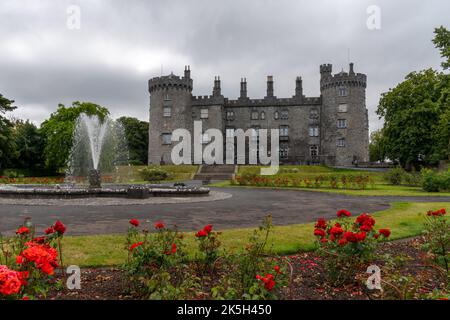 Kilkenny, Irland - 17. August 2022:Blick auf das Schloss Kilkenny und die Gärten mit einem Springbrunnen im Vordergrund Stockfoto