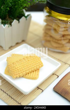 Traditionelle malaiische Plätzchen für eid festliche Biskut Samperit Dekoration. Selektiver Fokus. Stockfoto