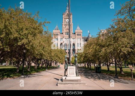 Statuen am Eingang von Salt Lake City und County Building an sonnigen Tagen Stockfoto