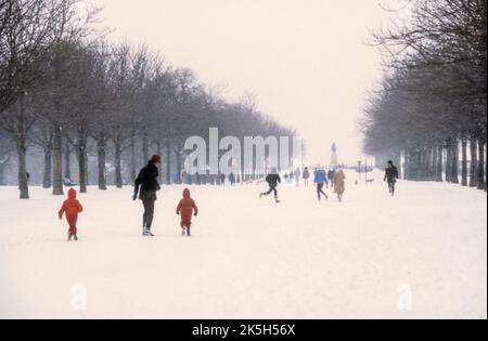 Die Menschen im Greenwich Park genießen den Schnee im Winter 1982. Stockfoto