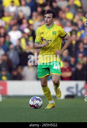 Norwich, Großbritannien. 08. Oktober 2022. Liam Gibbs aus Norwich City läuft mit dem Ball während des Sky Bet Championship-Spiels zwischen Norwich City und Preston North End in der Carrow Road am 8. 2022. Oktober in Norwich, England. (Foto von Mick Kearns/phcimages.com) Credit: PHC Images/Alamy Live News Stockfoto