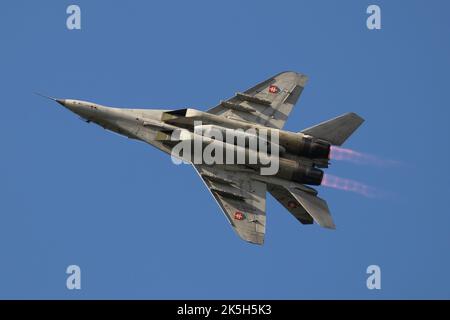 Sowjetischer Kämpfer Mikoyan-Gurevich MiG-29UBS Fulcrum, slowakische Luftwaffe, das Slowakische Internationale Luftfest SIAF 2021, die Unterseite des Flugzeugs Stockfoto