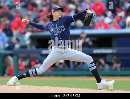 Cleveland, Usa. 08. Oktober 2022. Tampa Bay Roys Starting Pitcher Tyler Glasnow wirft am Samstag, den 8. Oktober 2022, im Progressive Field in Cleveland, Ohio, in einem Wild Card-Spiel der American League gegen die Cleveland Guardians ins erste Inning. Foto von Aaron Josefczyk/UPI Credit: UPI/Alamy Live News Stockfoto